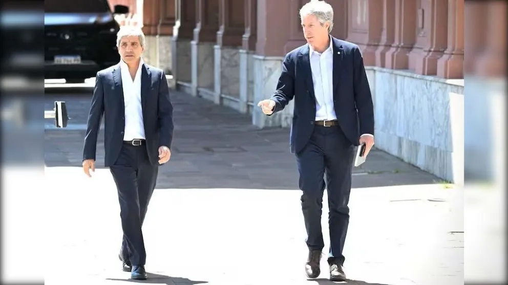 Las tasas de interés en pesos cayeron con fuerza en las últimas semanas y ya se ubican por debajo de la inflación, un movimiento poco habitual que algunas consultoras describieron como el inicio de un giro en la política monetaria del Gobierno.