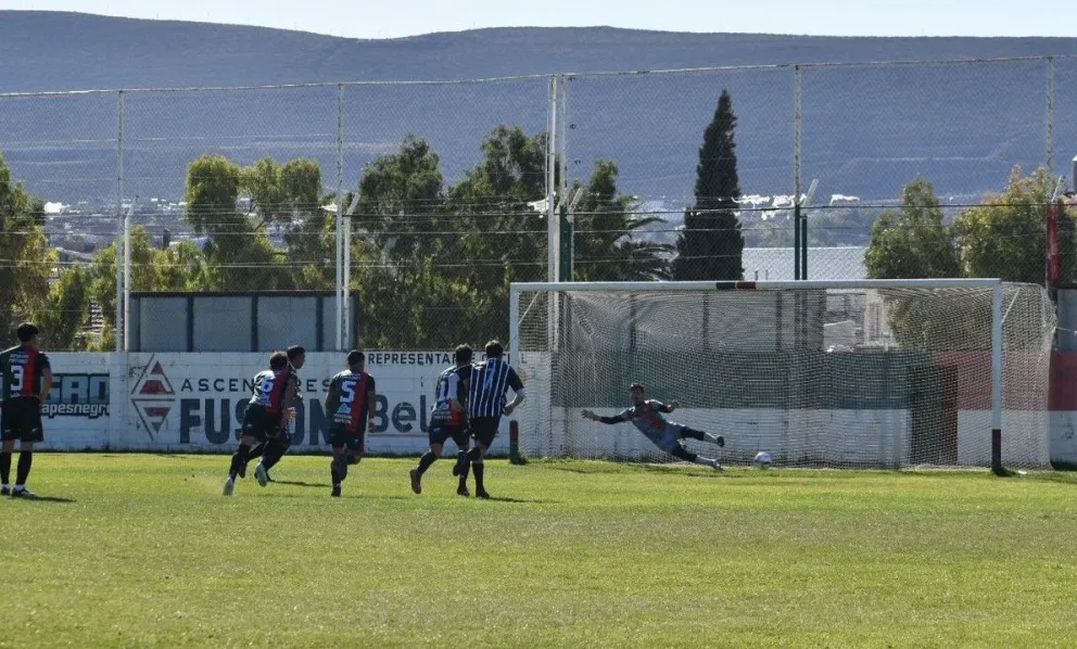 El gol de Molina de penal que abrió la goleada.