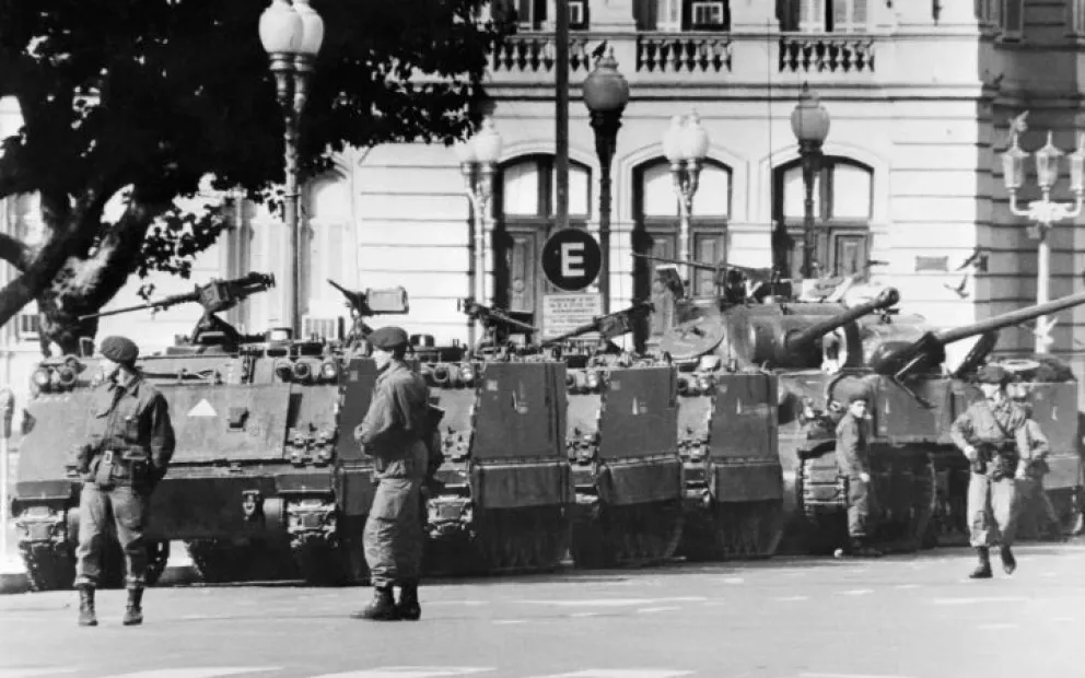 Un símbolo del Golpe: los tanques en Casa de Gobierno, sobre la calle Balcarce.