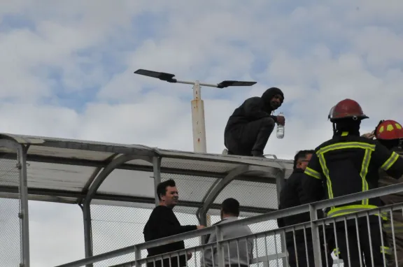 Negociaron durante horas y lograron bajar a un hombre que se subió a un puente