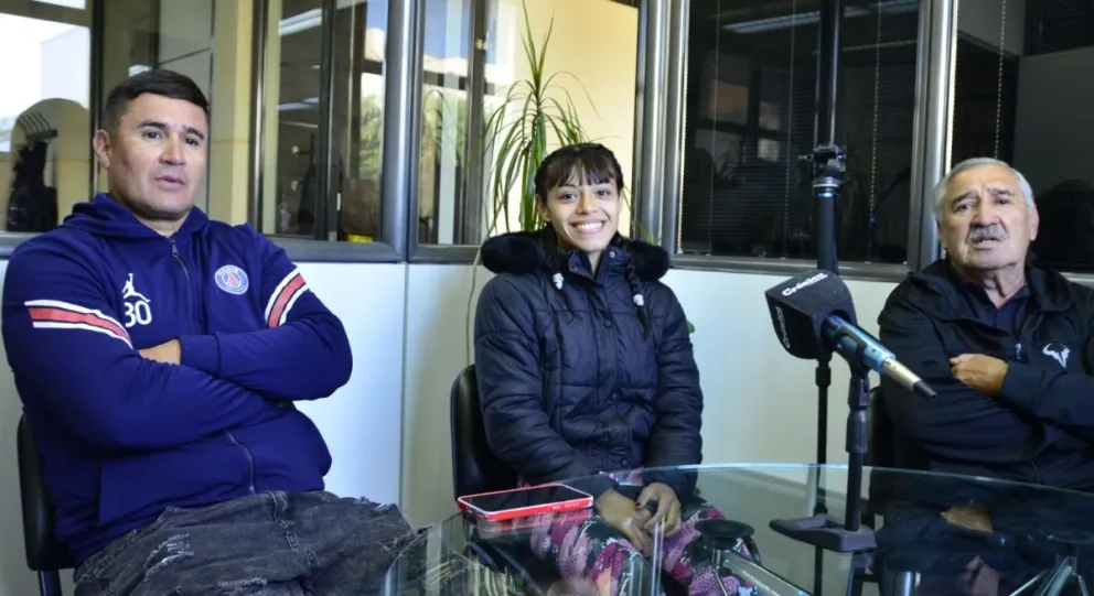 El viernes 17 de abril la comodorense Aylén Aguirre estará debutando como profesional en el boxeo en las instalaciones del gimnasio Municipal Nº 1 en Comodoro Rivadavia, junto a los técnicos Juan y Eduardo Alvarado. 