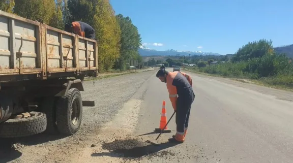 Vialidad Nacional realizó tareas de bacheo sobre la Ruta Nacional 40 en El Hoyo
