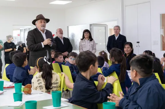 Othar visitó la Escuela Municipal y compartió un almuerzo con alumnos y personal de la institución