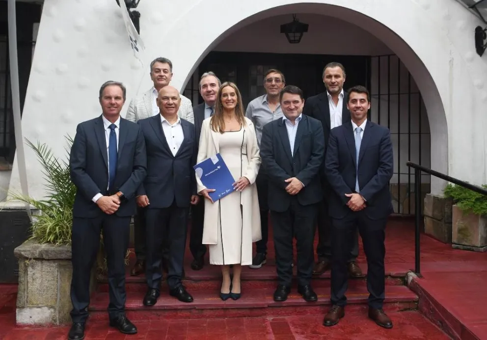 De izq. a der. arriba: Dr. Marcelo Carbone, Dr. Walter Labonia, Dr. Alejandro Yankowski y Dr. Martín Cuestas. Abajo: Ing. Héctor Martini, Cdor. Raúl Olmos, Dra. Andrea Falugi, Dr. Richard Malan y el Dr. Francisco Osella.
