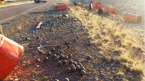 Vuelco de carga minera en Ruta 3 tras colisión de vehículos