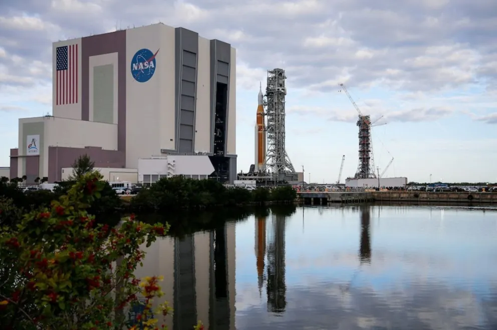 Artemis II llevará a cuatro astronautas en un viaje de diez días alrededor de la Luna, marcando el regreso de humanos más allá de la órbita terrestre baja.