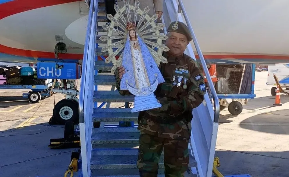 Gerardo Báez con la Virgen malvinera. El reencuentro 44 años después.  “Me gustaría viajar a las islas. Es el último milagro que le pido a la Virgen”.