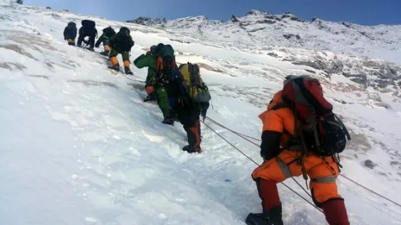 Imputan a 32 personas en Nepal por millonaria estafa con rescates en el Everest