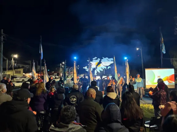 Emotiva primera vigilia en El Hoyo por el Día del Veterano y de los Caídos en la Guerra de Malvinas