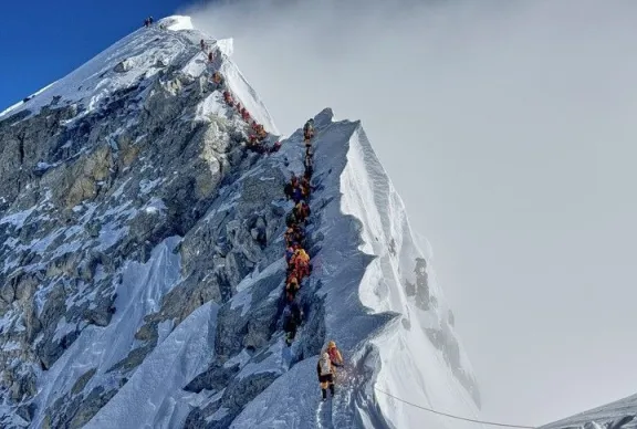 Escándalo en el Everest: una red armaba rescates falsos para cobrar seguros