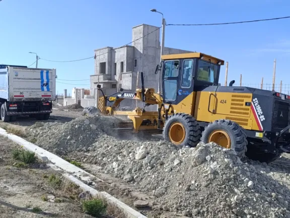 Refuerzan trabajos viales en barrios de Comodoro