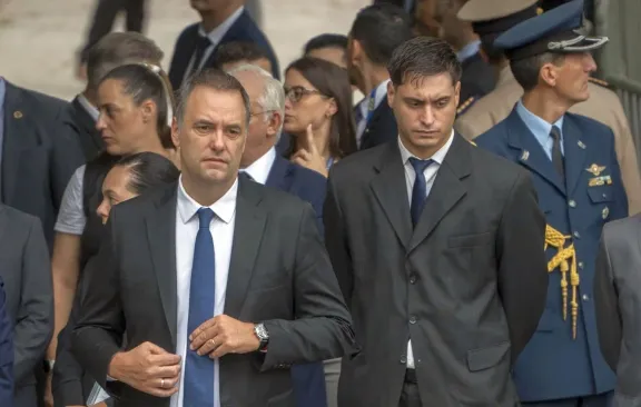 Vuelo privado a Punta del Este: Manuel Adorni designó defensa legal