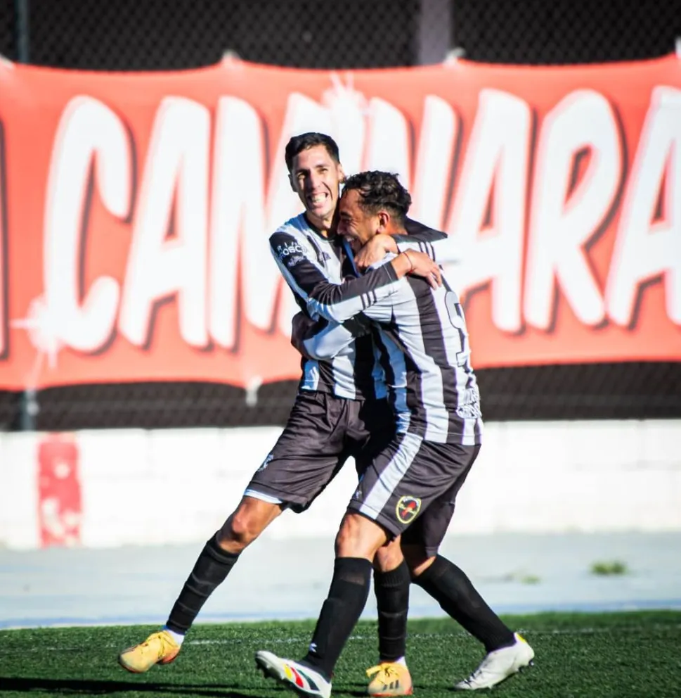 Marcos Ruiz, que hizo los dos goles, y Gastón Aguilar. Foto: Milena Castro.