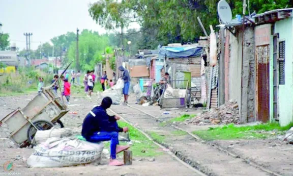 Desde la UCA advierten que la baja en la pobreza es una 