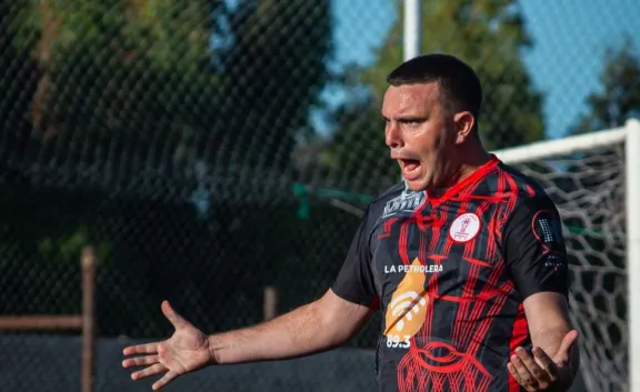 Huracán juega con uno menos ante Portugués, en VIVO