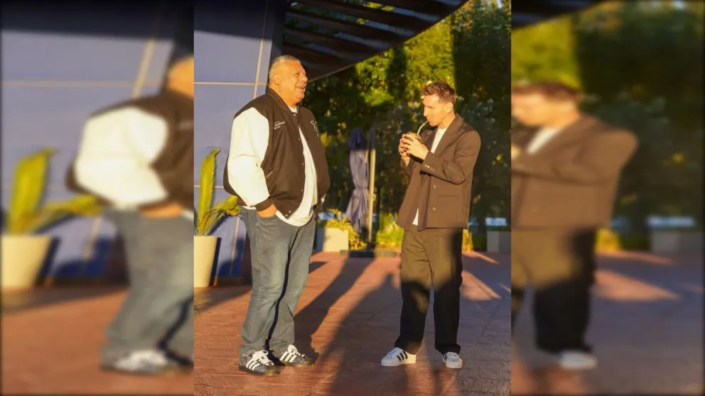 Claudio "Chiqui" Tapia saluda a Lionel Messi, quien disfruta de un mate, en la antesala de los próximos partidos amistosos de la selección.