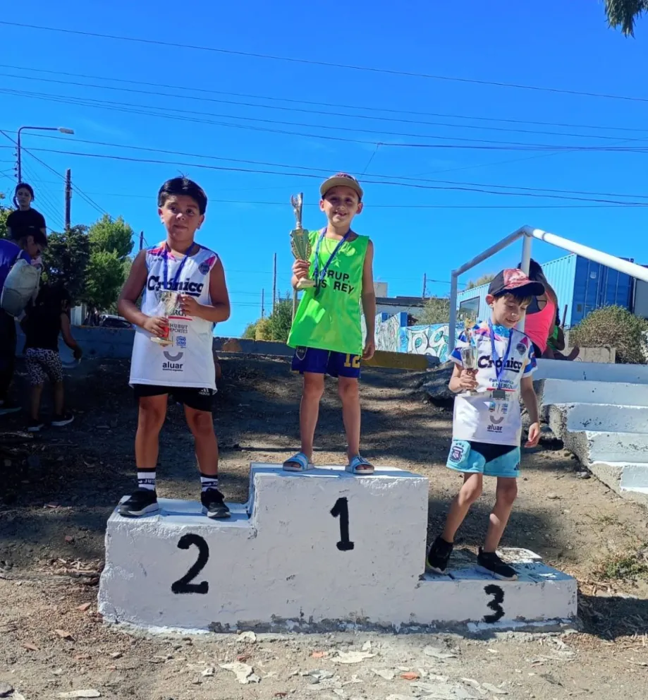 La Agrupación Luis Rey de Comodoro Rivadavia sigue trabajando fuerte en el atletismo de base en los barrios de la ciudad. 