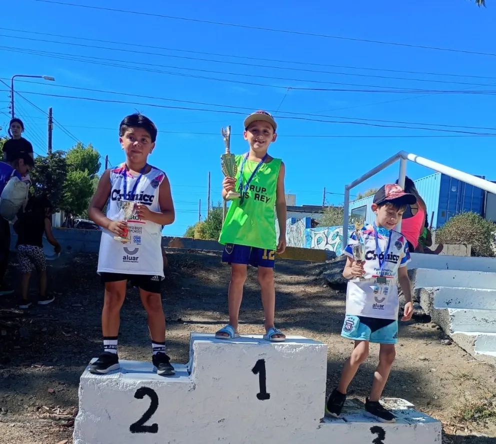 La Agrupación Luis Rey de Comodoro Rivadavia sigue trabajando fuerte en el atletismo de base en los barrios de la ciudad. 