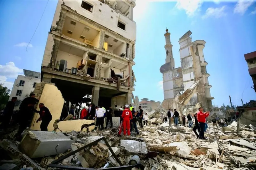 Rescatistas buscan sobrevivientes en tras un ataque aéreo israelí, en la ciudad de Sidón, en el sur del Líbano