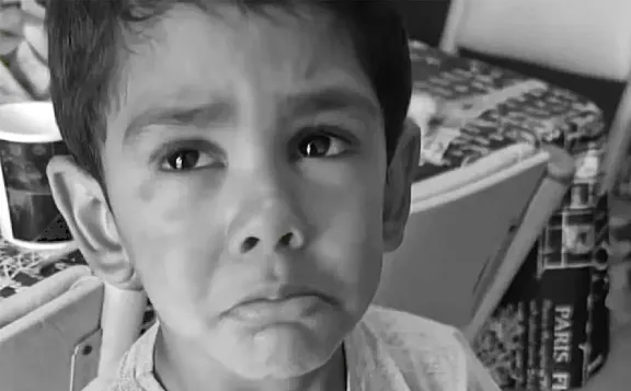 Ángel había dicho en el jardín que lo bañaban con agua fría y que él quería 