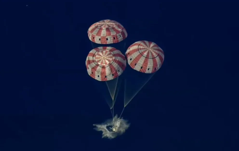 La cápsula de la tripulación de Artemis II aterrizó en el océano Pacífico después del sobrevuelo de la Luna en la misión de la NASA.