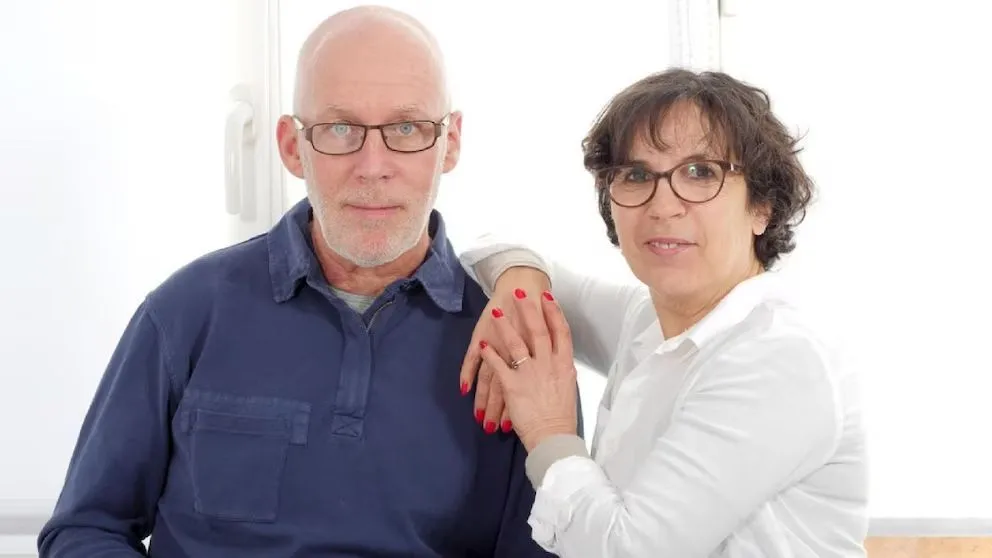 Las personas con Parkinson no solo necesitan tratamiento médico, sino también apoyo social y emocional. La comunidad juega un papel fundamental en su bienestar, promoviendo una mejor calidad de vida. (Freepik).