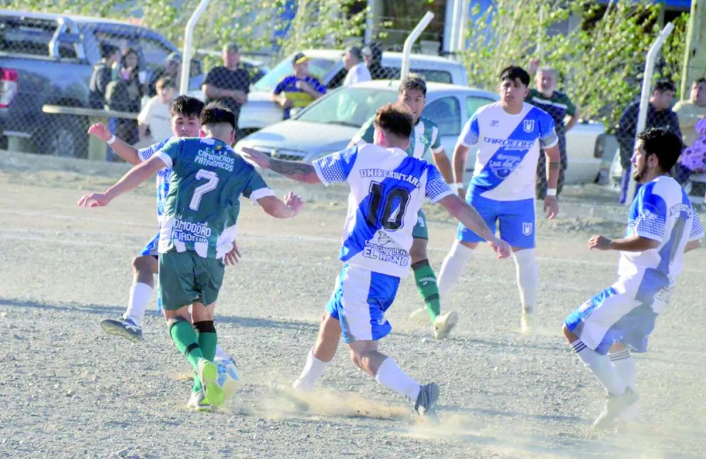 Camioneros goleó 5 a 1 Universitario y sigue cerca de Nueva Generación. Foto: Alejandro Paillahuala. Diario Crónica.
