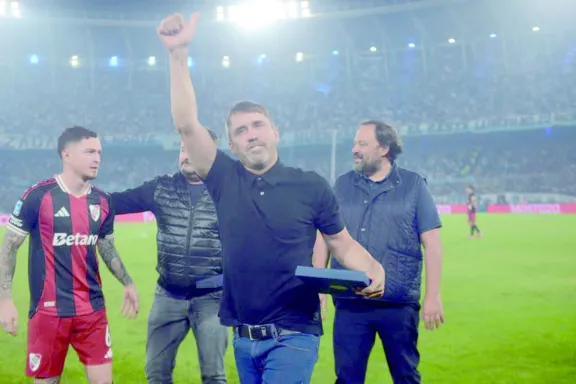 Homenaje a Coudet e insultos y silbidos para Salas y Acuña