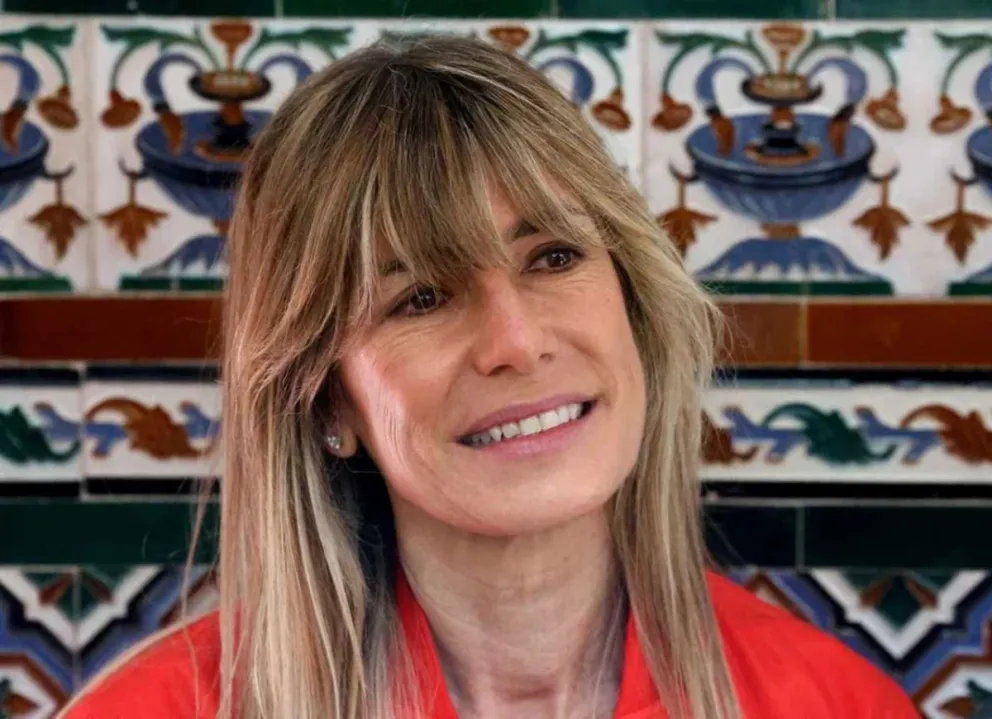 Procesaron a Begoña Gómez, esposa del presidente del Gobierno español, Pedro Sánchez, por los delitos de malversación de caudales públicos, corrupción en los negocios privados, tráfico de influencias y apropiación indebida.