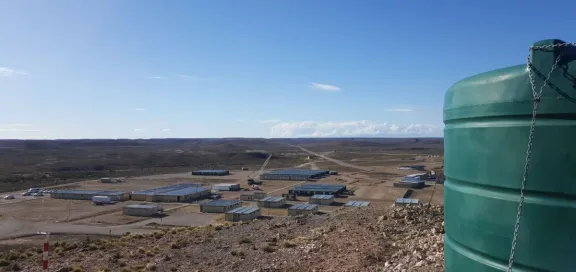 Falleció un trabajador vinculado a la mina Cerro Moro tras una descompensación en el campamento