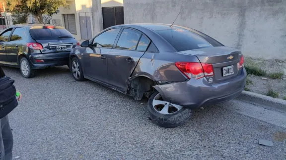 Un conductor sin seguro ni licencia impactó contra un auto estacionado