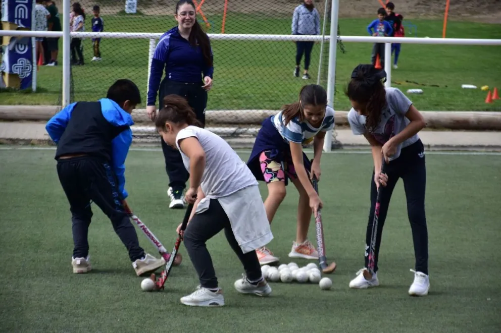 La iniciativa deportiva Juegos Comunitarios es totalmente gratuita y reúne a las disciplinas: fútbol, natación, atletismo, rugby y hockey. 