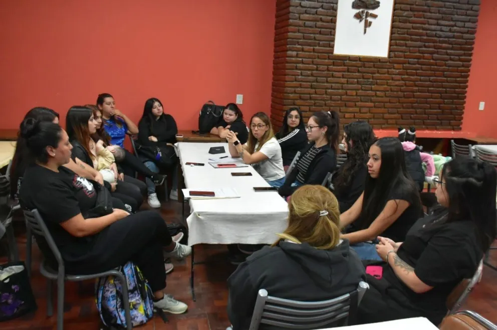 Las responsables de sedes y profesores a cargo de las actividades sistemáticas tuvieron encuentros en el Club Huergo.