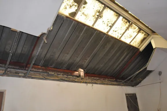 Se cayó el techo de otro edificio en las 1008 Viviendas