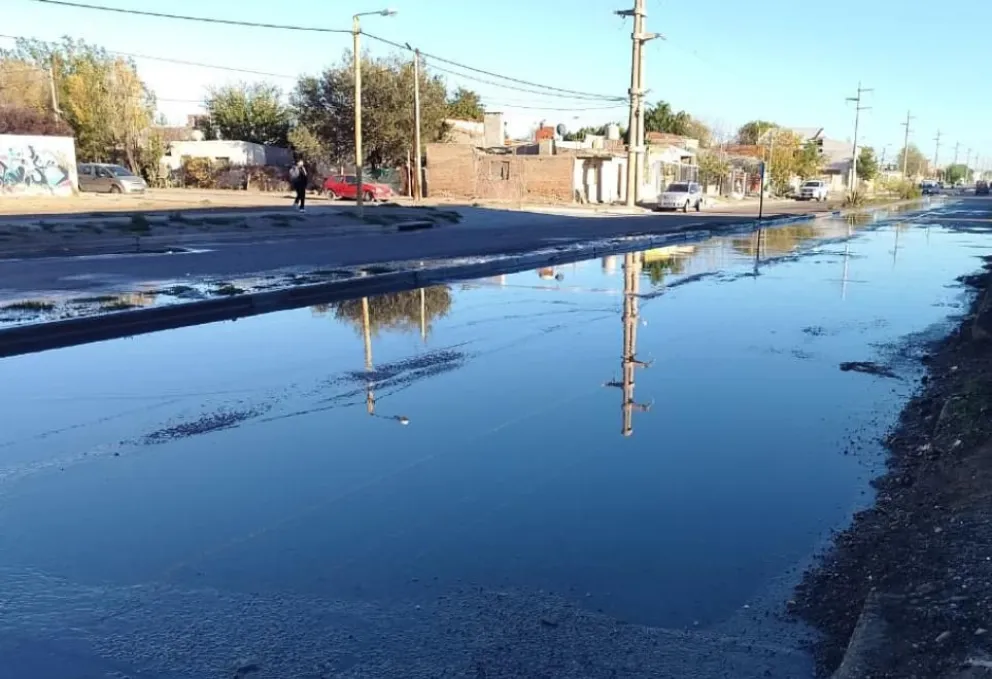 Importante desborde cloacal generó malestar de vecinos en Trelew