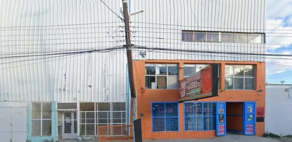 Clausuran supermercado por productos vencidos y excremento de roedores