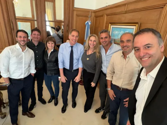 Adorni se sacó una selfie con la mesa política y anuncian el envío de dos proyectos al Congreso