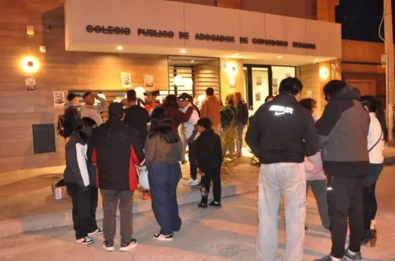 Familias reclamaron justicia por Ángel frente al Colegio Público de Abogados de Comodoro