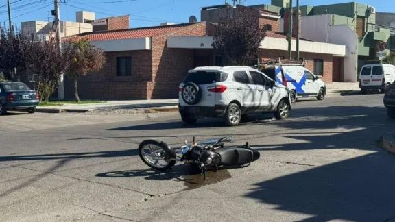 Una motociclista fue hospitalizada tras una colisión en Trelew