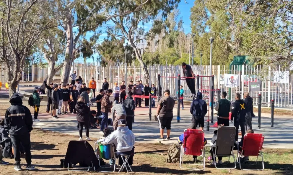 El grupo Calistenia Comodoro organizó una nueva fecha de la disciplina, la competencia tuvo lugar en km 8 donde también se sumaron atletas de Caleta Olivia (Santa Cruz).