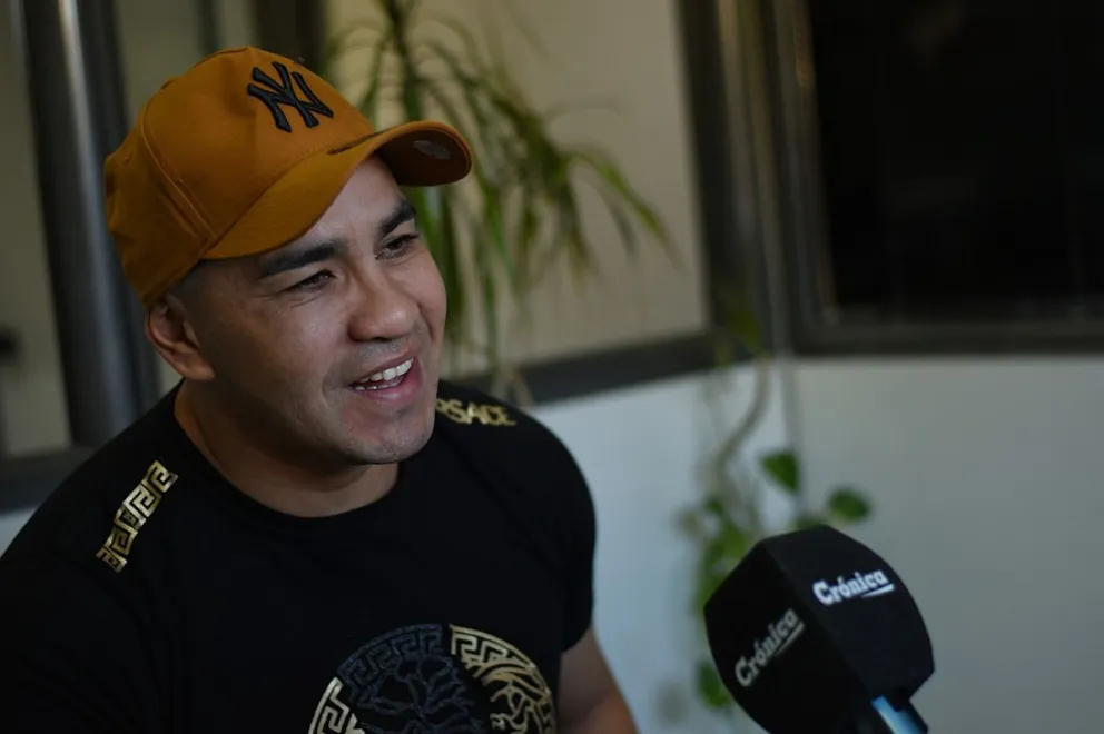 Con el carisma de siempre Héctor "El Tigre" Saldivia se hizo un espacio para dialogar con Crónica y recordar parte de su carrera deportiva, cuando era el boxeador más convocante de Comodoro Rivavia. Forma parte de la rica historia del boxeo de Argentina.