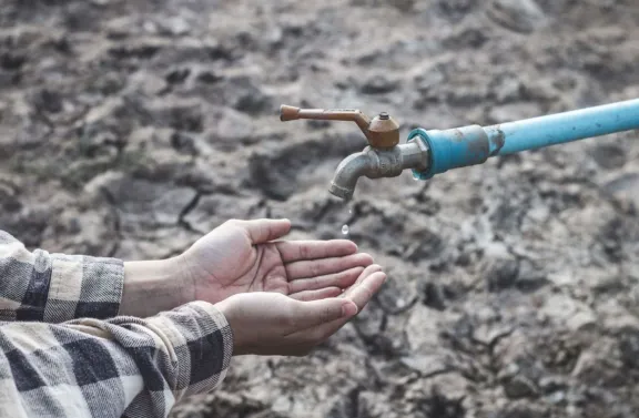 Casi la mitad de los argentinos vive sin acceso a uno de los servicios básicos de agua, gas o cloacas