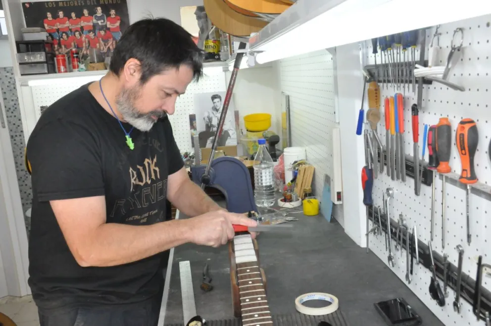 Historias de un luthier: Desde guitarras "apuñaladas" hasta el rescate de instrumentos clásicos
