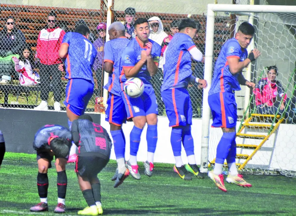 En cancha de Caleta Córdova, CAI puede quedar como líder.