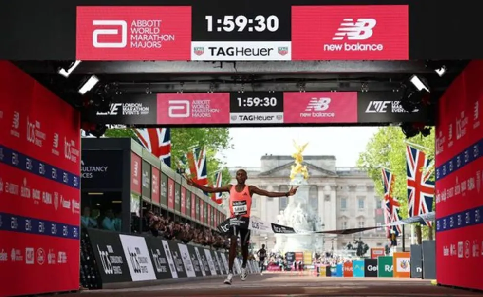 Sawe rompe la barrera histórica en maratón y baja las dos horas en Londres