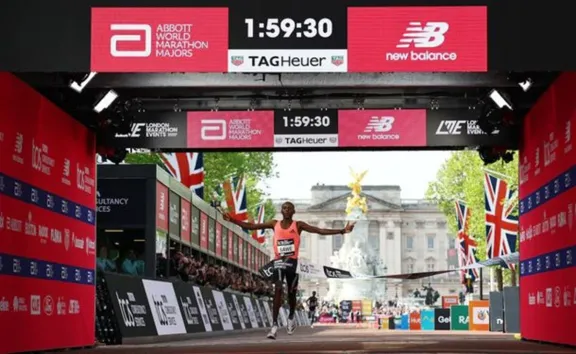 Sawe rompe la barrera histórica en maratón y baja las dos horas en Londres
