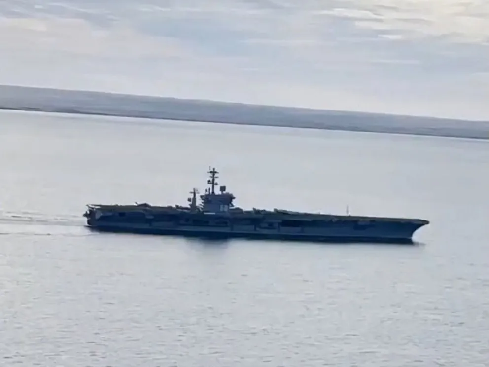 El portaaviones de propulsión nuclear USS Nimitz fue registrado durante su paso por el Estrecho de Magallanes.