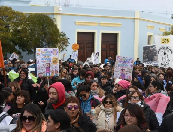 Masiva marcha de trabajadores estatales, docentes y salud