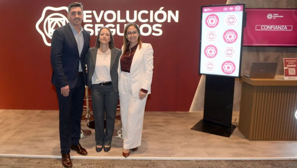 Pablo Britos, Subgerente General de Evolución Seguros; Verónica Fontaine, Gerente de Prestaciones de Zona Evolución ART y Natalia Olmos, Gerente General de Evolución Seguros en la Jornada de Todo Riesgo 2026
