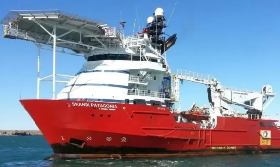 Dos barcos llegarán frente a Sierra Grande y durante 250 días montarán la salida del crudo